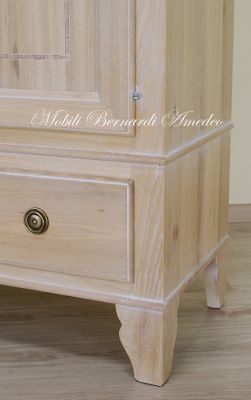 Credenza dispensa in legno massiccio finitura sbiancata - dettaglio della lavorazione artigianale